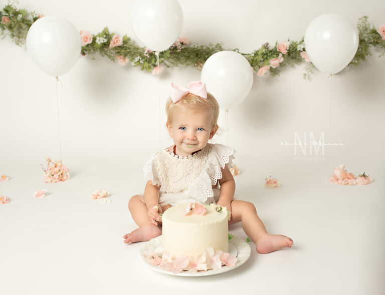 Beautiful simple floral Cakesmash Session